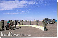 نیروهای مرصاد هنگام آماده سازی پاراگلایدر موتوردار جورج در دشت لوت